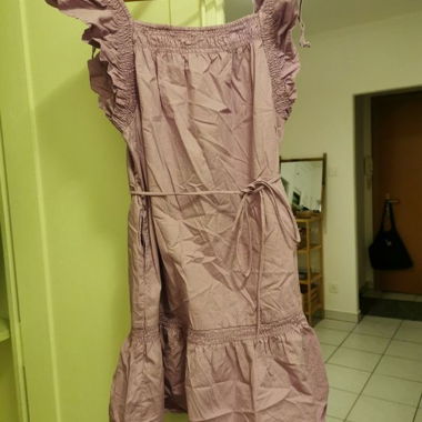 Abito rosa con volant