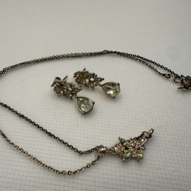 Collier avec boucles d'oreilles