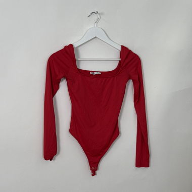Roter Body mit langen Ärmeln
