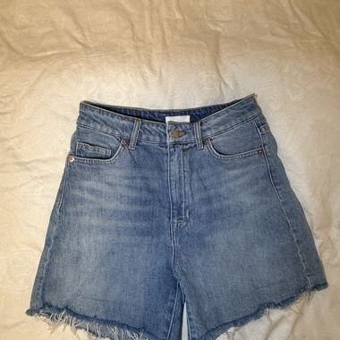 Shorts di jeans blu con orlo sfrangiato