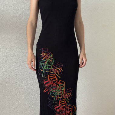 Schwarzes Midi-Kleid mit Print