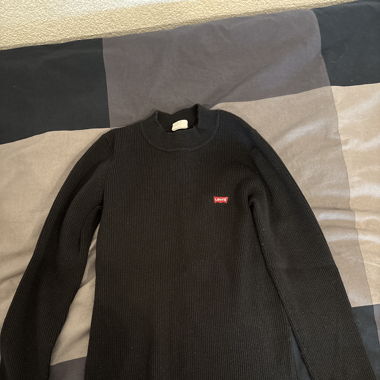 Pull noir levis