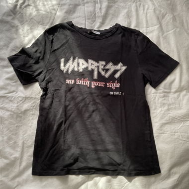 T-shirt noir avec imprimé 