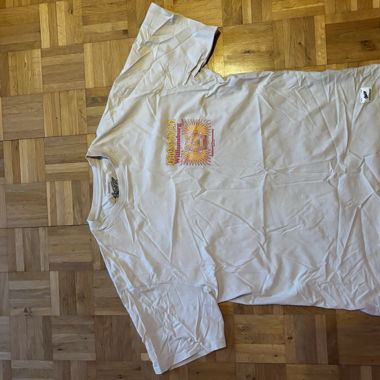 T-shirt grafico bianco con stampa
