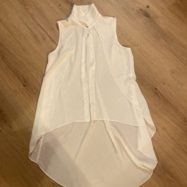 Blusa bianca senza maniche