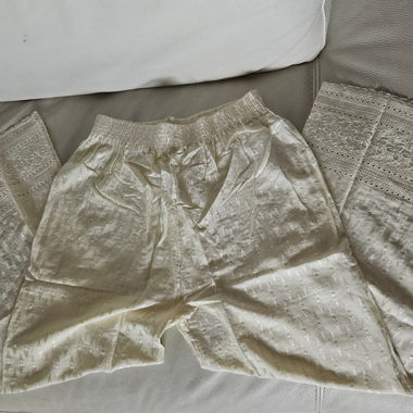 Pantaloni con ricamo