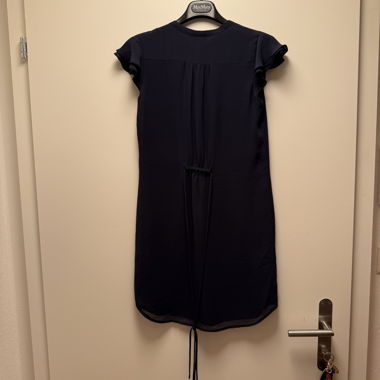 Robe bleu marine à manches courtes longueur genou
