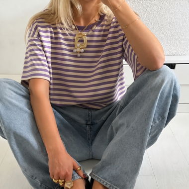 Lila gestreiftes T-Shirt