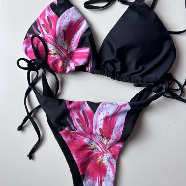 Bikini nero con fiori rosa