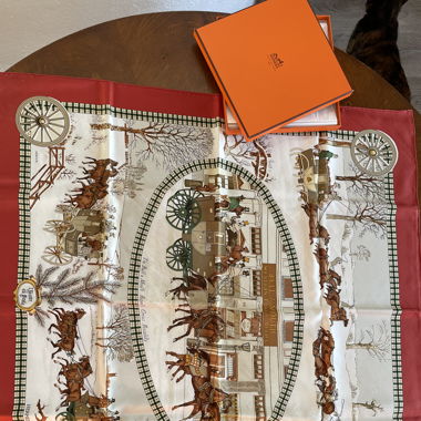Foulard Hermès très bon état et boite d'origine