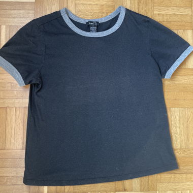 T-shirt nero con bordini grigi