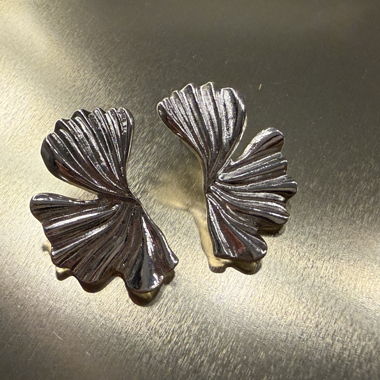 Orecchini con foglie tono argento