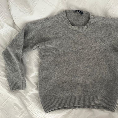 Grauer Wollpullover