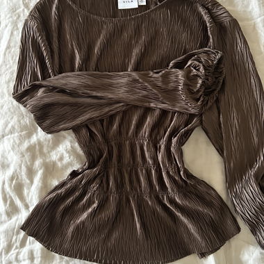 Top plissettato con smock