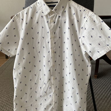 Camicia bianca con fenicotteri blu