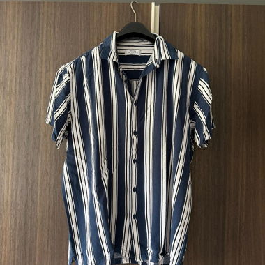 Chemise à rayures bleu et blanches