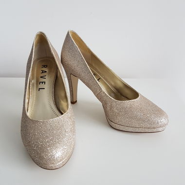 Glitzernde Stiletto-Pumps in Champagnerfarbe