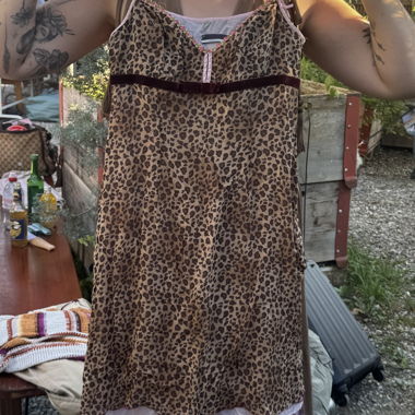 Abito midi in seta con stampa leopardata