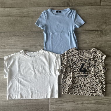 crops tops bleu, blanc et leopard