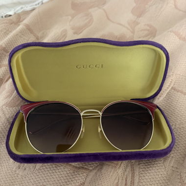 Occhiali da sole Gucci con custodia