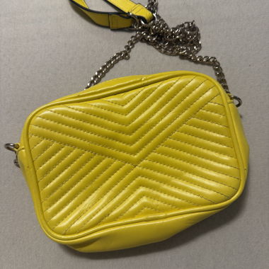 Sac bandoulière jaune avec chaîne