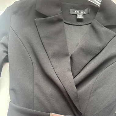 Robe style tailleur avec ceinture à la taille 