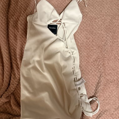 Abito Bershka bianco con allacciatura laterale
