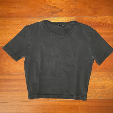 Kurzes schwarzes T-Shirt