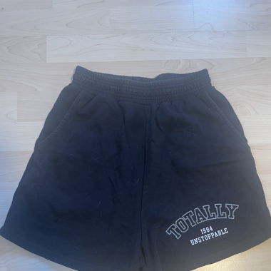 Kurze Stoffhose
