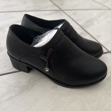 Chaussures pour femme noires en cuir véritable avec talon
