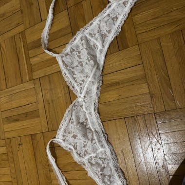 Reggiseno bianco in pizzo con spalline