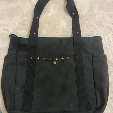 Borsa tote nera con rivetti