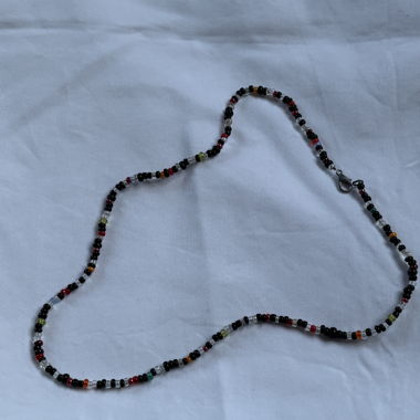 Collana di perline nero/bianco/rosso