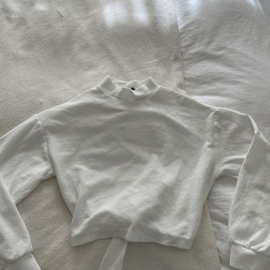Top corto bianco con collo alto