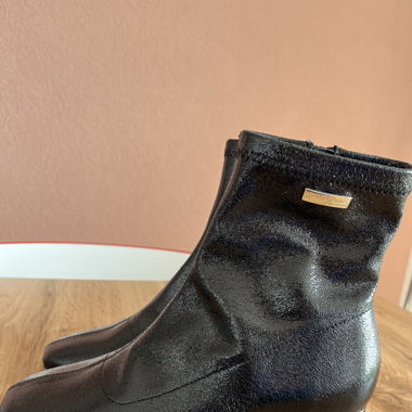 Bottines à talon noires brillantes 