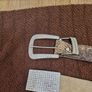 2 ceintures en cuir, pas de marques