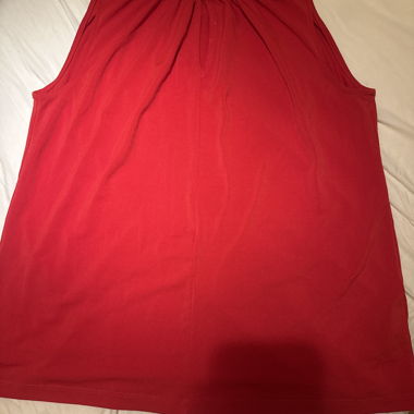 Top rosso senza maniche con collo a volant