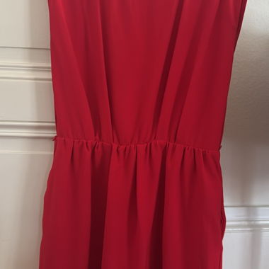 Robe rouge sans manches