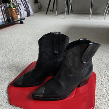 Schwarze Stiefeletten mit silbriger Spitze