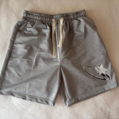 Graue Shorts 