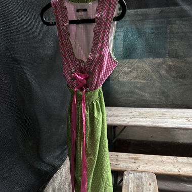 Dirndl tradizionale con grembiule