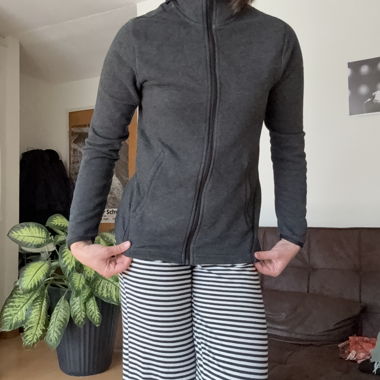 Dunkelgraue Kapuzenjacke Adidas