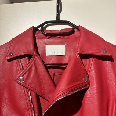 rote Lederimitat Jacke