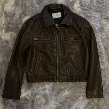 Veste en cuir courte marron – style vintage tendance