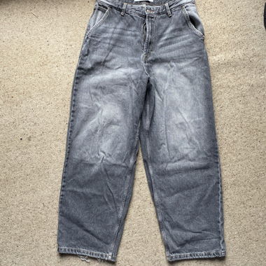 graue Baggyjeans
