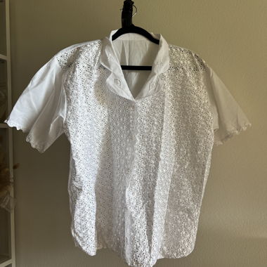 White lace short-sleeve top