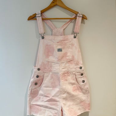 Kurze Latzhose von Levi's in Rosa