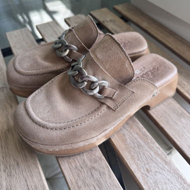 Scarpe in camoscio con dettaglio catena