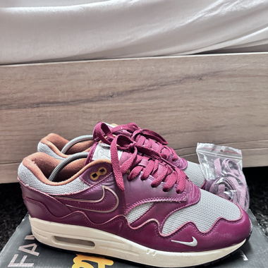 AM1 Patta Metallic Silver/Rush Maroon