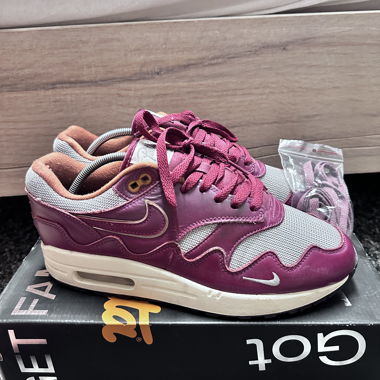 AM1 Patta Metallic Silver/Rush Maroon